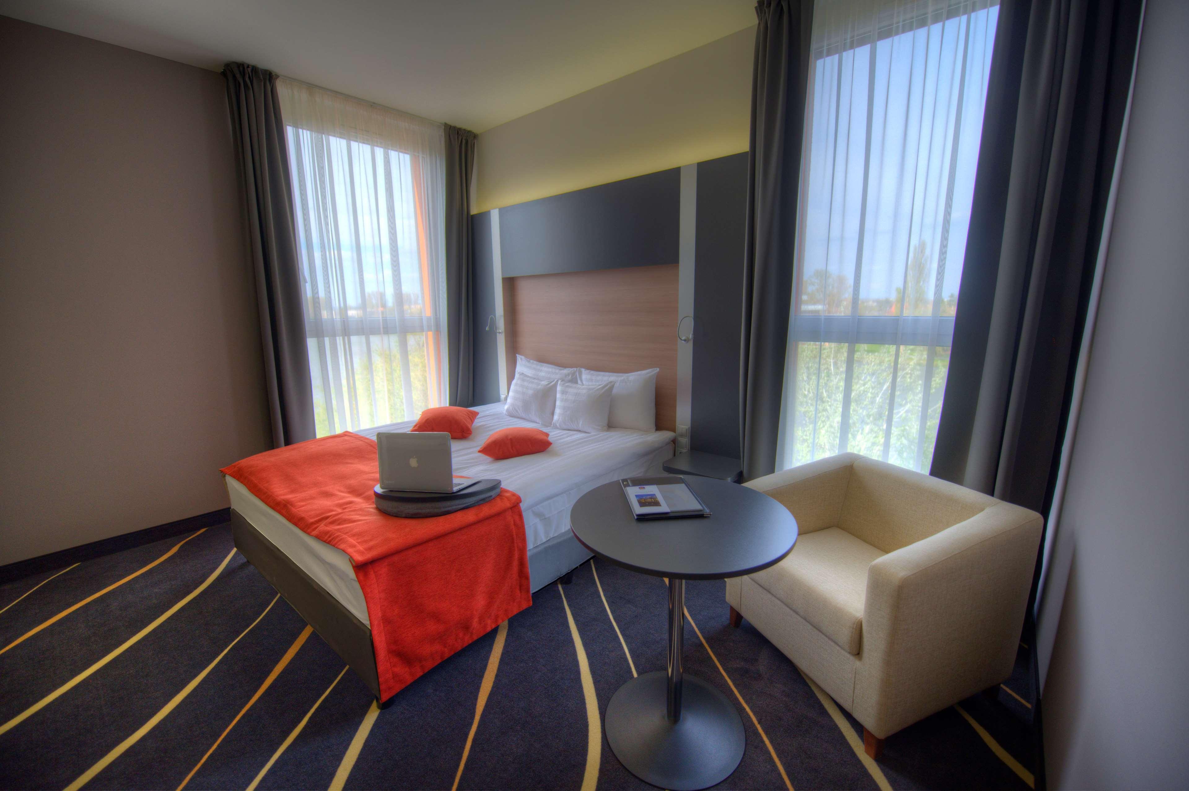 Best Western Plus Lakeside Hotel Szekesfehervar Bagian luar foto