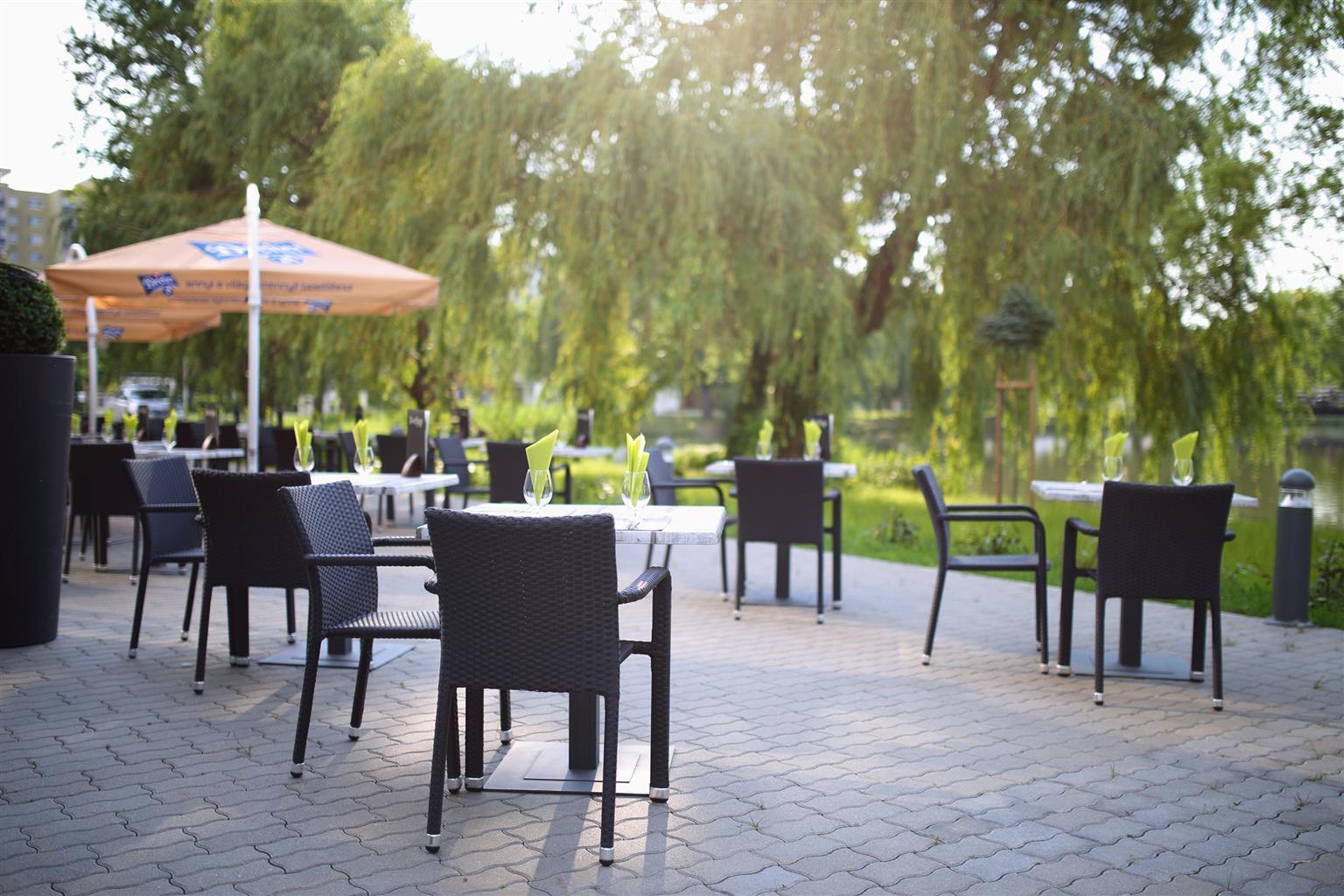 Best Western Plus Lakeside Hotel Szekesfehervar Bagian luar foto