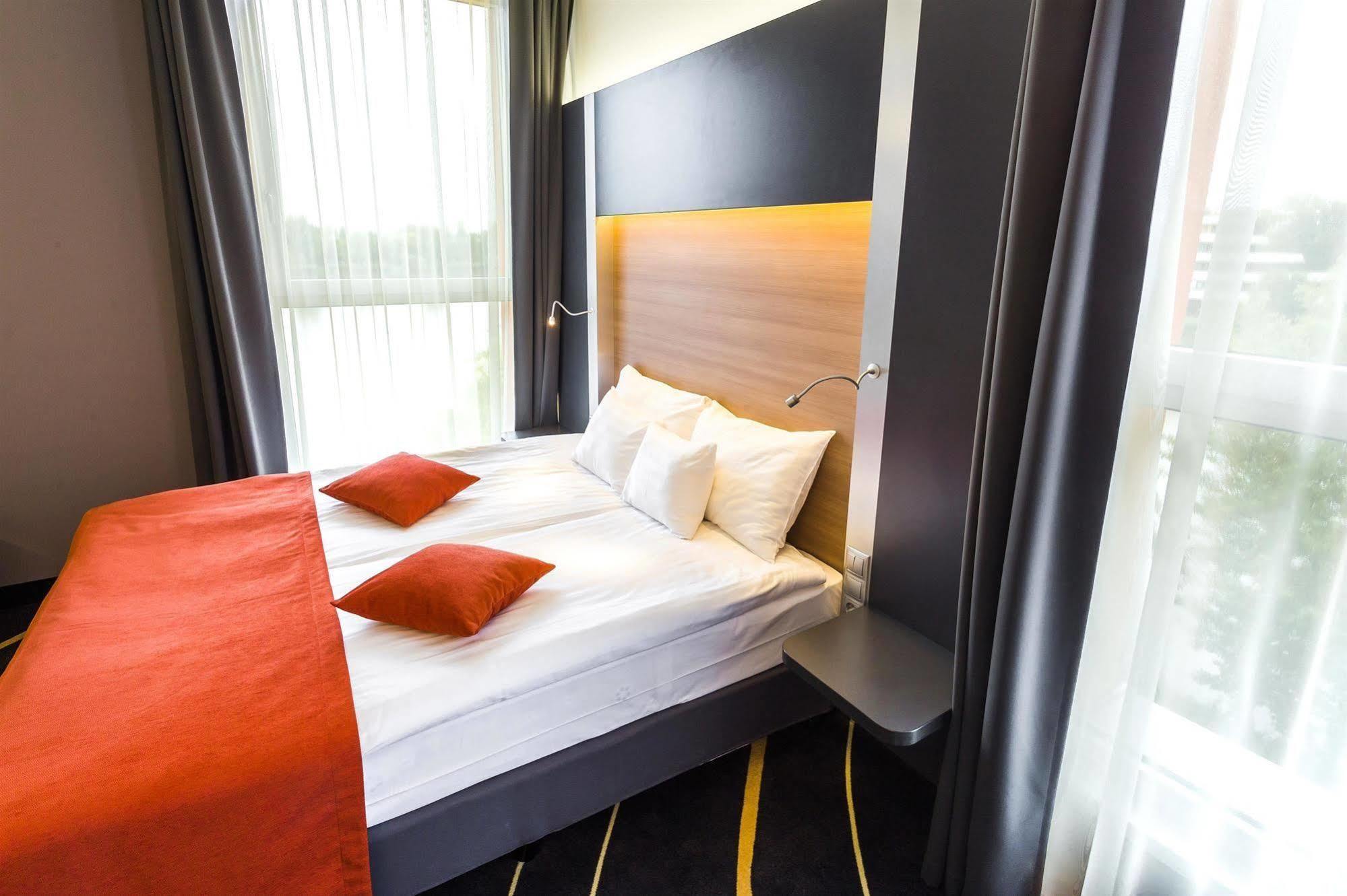 Best Western Plus Lakeside Hotel Szekesfehervar Bagian luar foto