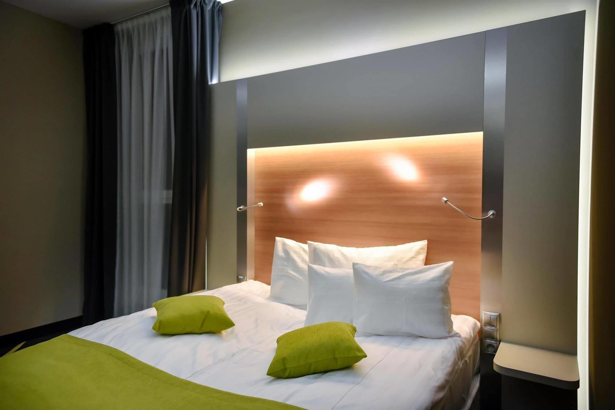 Best Western Plus Lakeside Hotel Szekesfehervar Bagian luar foto