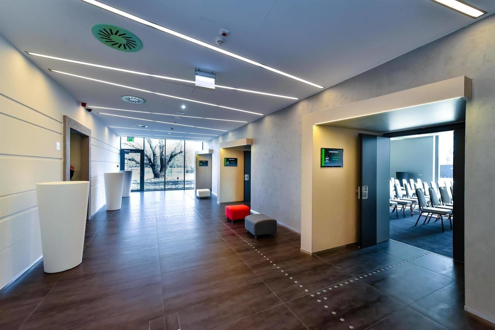 Best Western Plus Lakeside Hotel Szekesfehervar Bagian luar foto