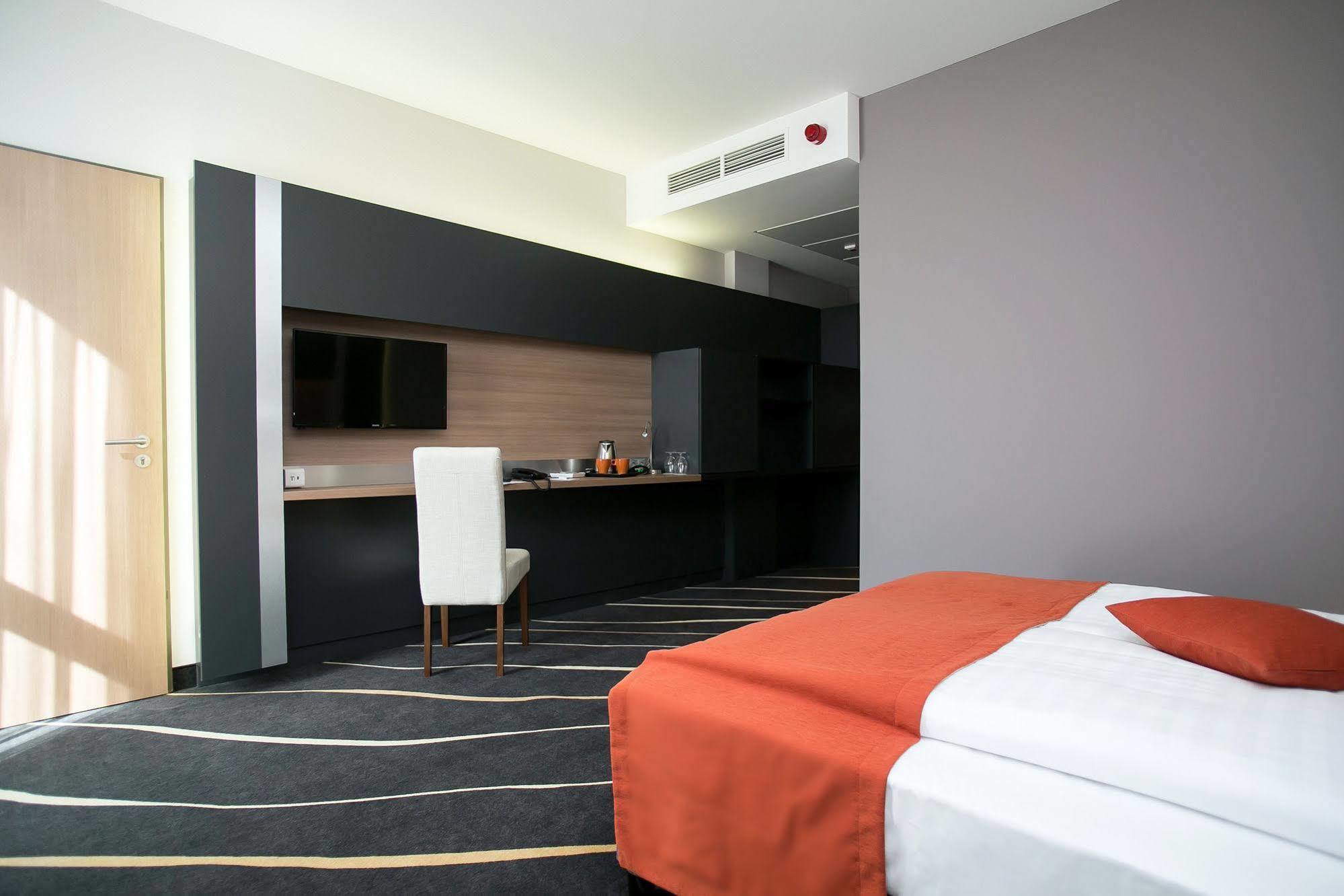 Best Western Plus Lakeside Hotel Szekesfehervar Bagian luar foto