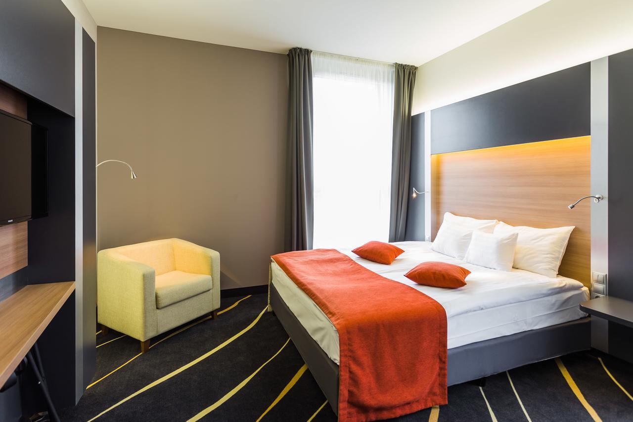 Best Western Plus Lakeside Hotel Szekesfehervar Bagian luar foto