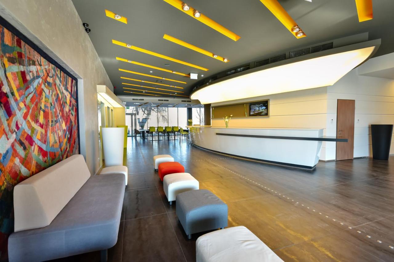 Best Western Plus Lakeside Hotel Szekesfehervar Bagian luar foto